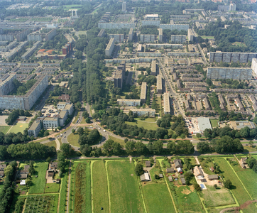 844659 Luchtfoto van een gedeelte van de wijk Overvecht-Noord te Utrecht, uit het noordoosten. Op de voorgrond de ...